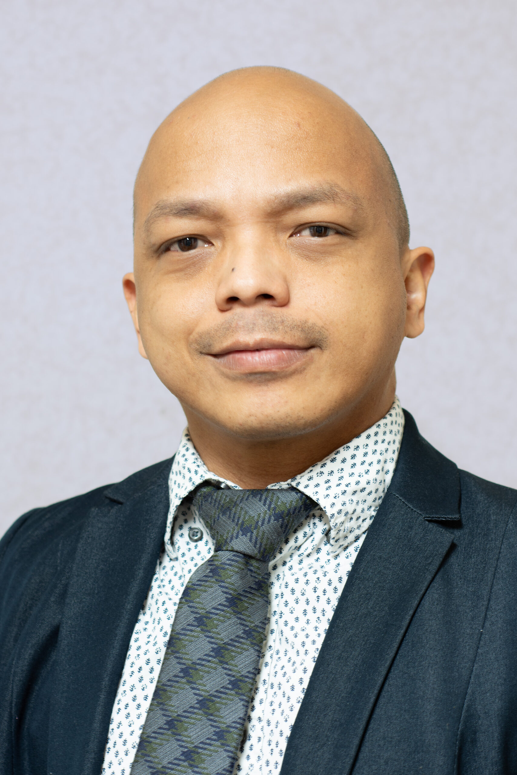 Professional portrait of an experienced insurance advisor in a suit and tie